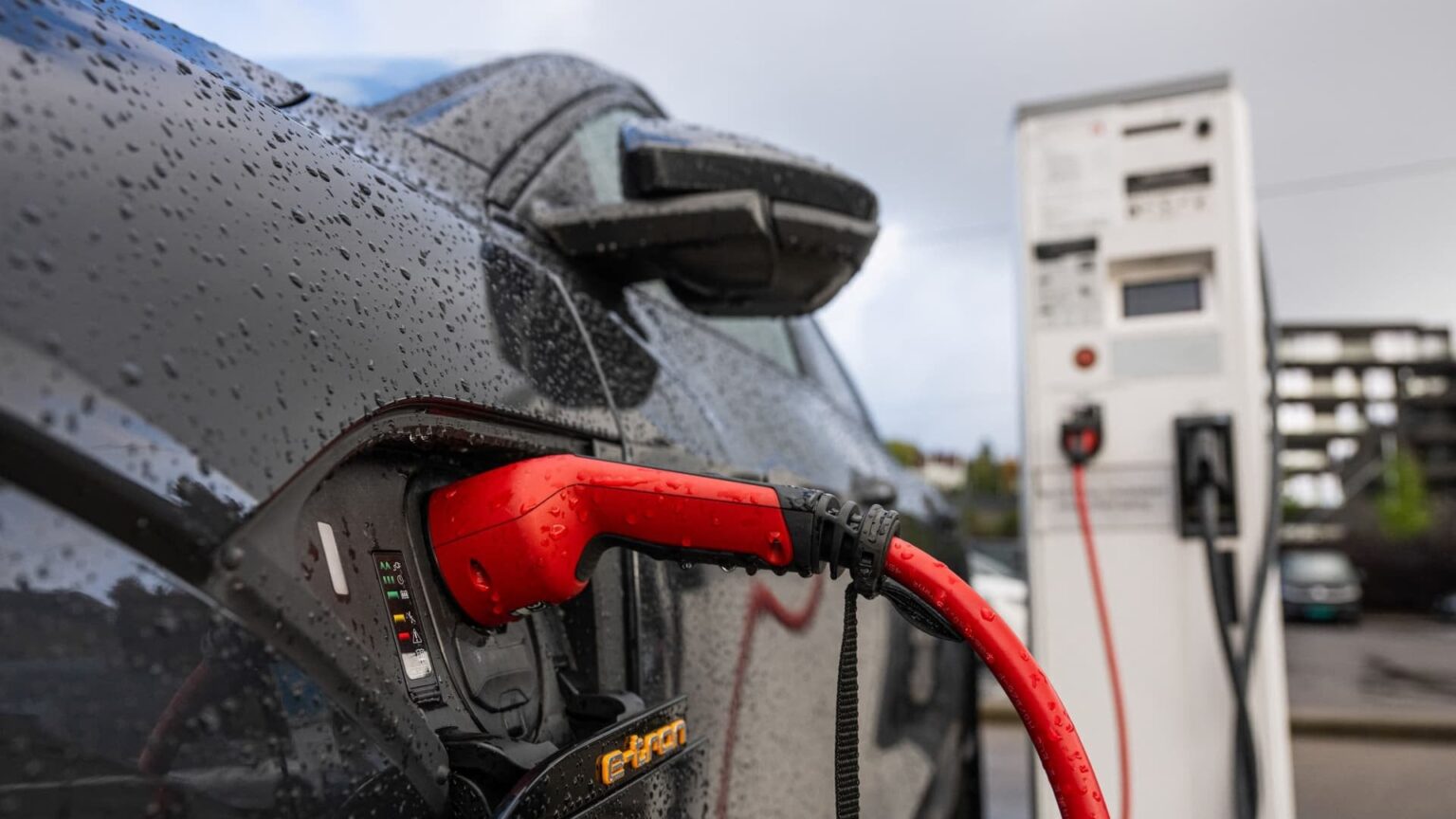 ノルウェーは、電気自動車に完全に移行する最初の国になる予定です