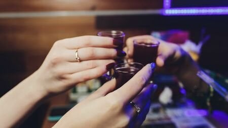 「パリピ飲みがブームになりつつある」「テキーラ観覧車まで登場？」…。“普通の若者たち”の間で「ショット遊び」の人気が再燃する理由とは？
