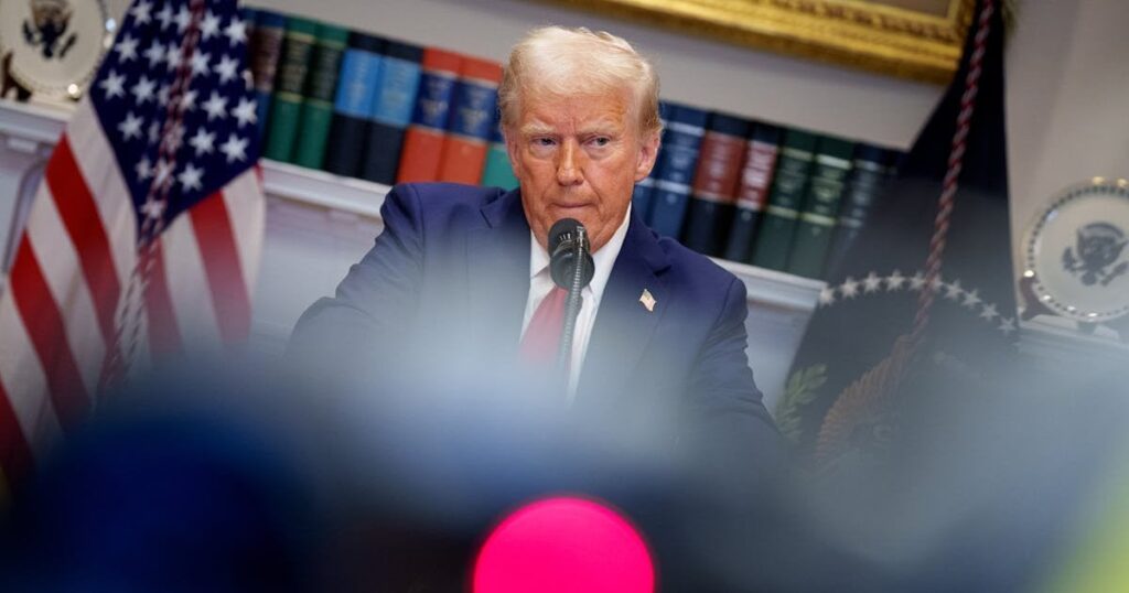 トランプはただ法律を破った。露骨に。そして彼はそれで逃げるかもしれません。これはすでに大きな政治的スキャンダルではないのですか？こんにちは、民主党員？