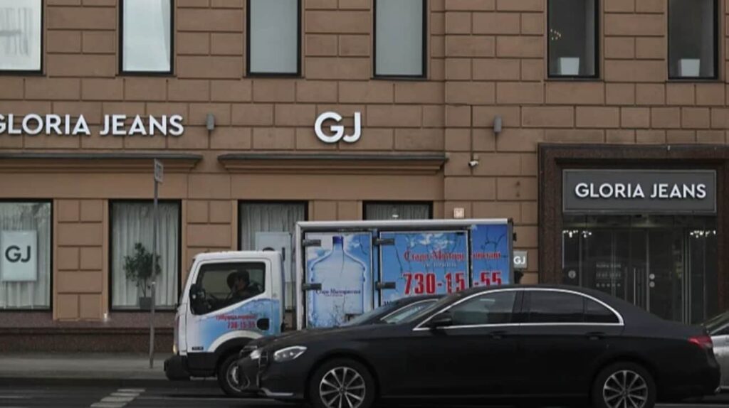 ロシア最大の衣料品メーカーは工場を閉鎖しています。経営陣は、多くの従業員がウクライナと戦ったという事実を引用しました。