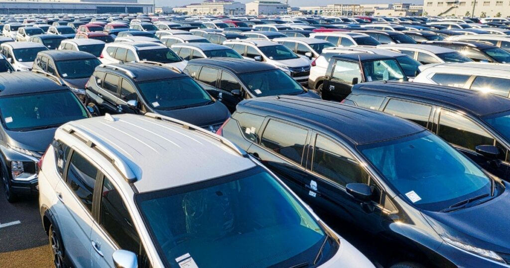 車の価格は高騰し、新車は5年間で43％も上昇します。そしてイタリア人は中古市場に避難します: +8% で価格も高騰