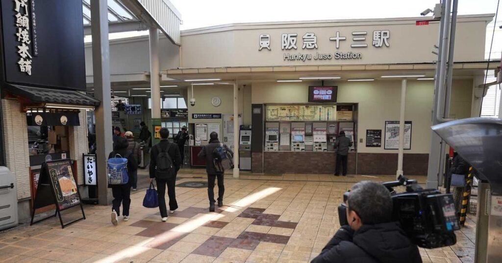 大阪・阪急十三駅で男性らトラブルか、2人搬送 男の身柄を確保