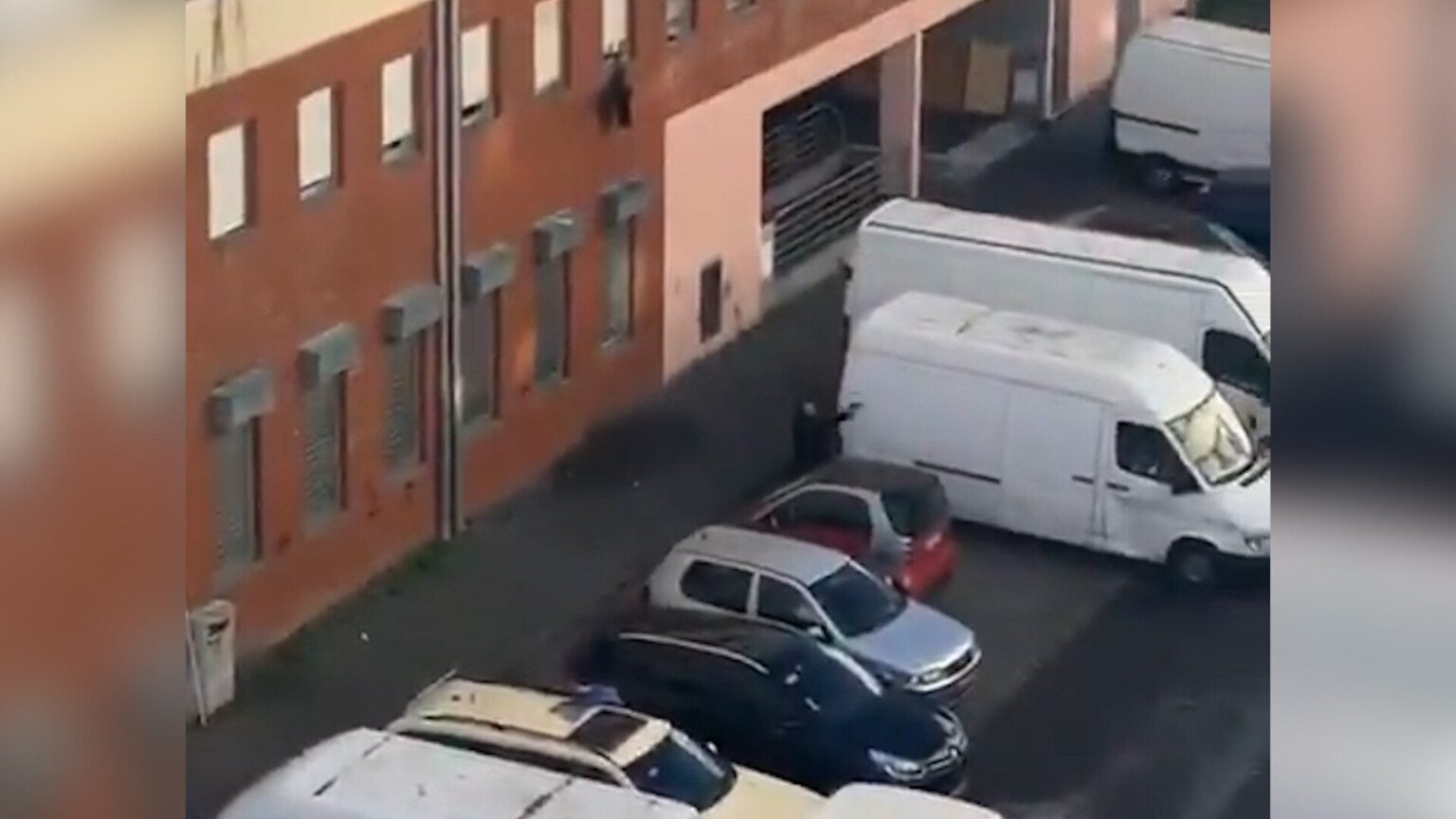 昼間の銃撃でオリヴァイ地区がパニックに陥る
