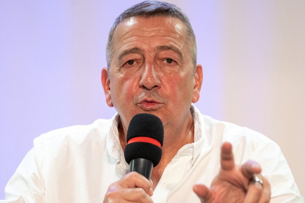 ゾルト・バイエルによれば、サンダー・ファブリは「卑劣な最低野郎」である