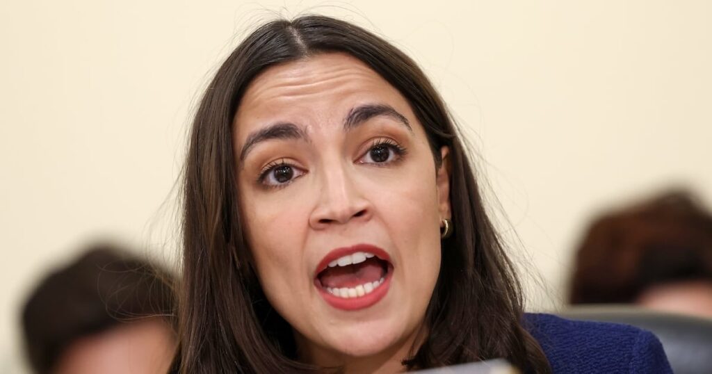 AOC、学校スポーツからトランス女性と少女を禁止する共和党法案で民主党離反を非難 - 「トランプはまだ宣誓すらしていないのに、ちょっとしたスポーツ法案のせいで民主党が離反するとしたら、我々は良い状態ではない」とニューヨーク州議員は語った。