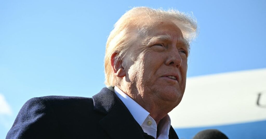 トランプはFEMAを完全に破壊することを約束します。そして、ドナルドトランプは、連邦災害支援機関の終わりを約束するために災害に襲われた地域への旅行を使用しました。