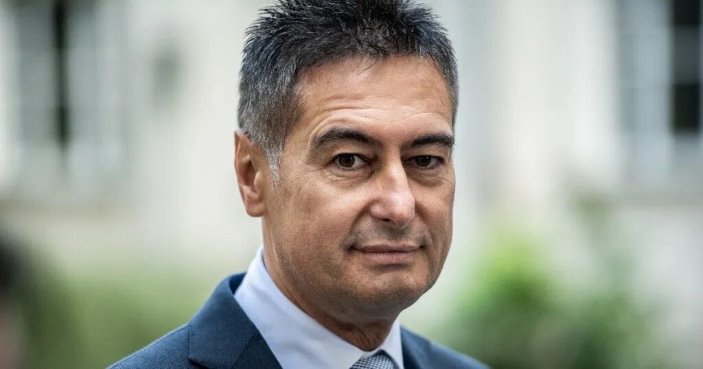 駐車スキャンダルの予備裁判で検察はチャバ・ホルバス氏とチャバ・トス氏に懲役6年、フェレンツ・バハ氏に懲役4年を求刑した