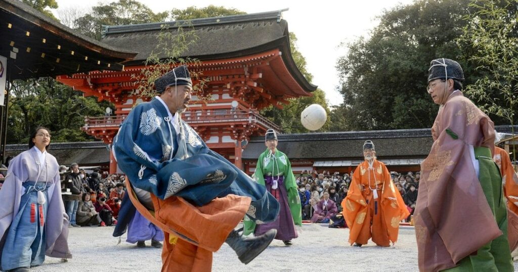 京都「蹴鞠初め」、伝統装束で華麗に 下鴨神社