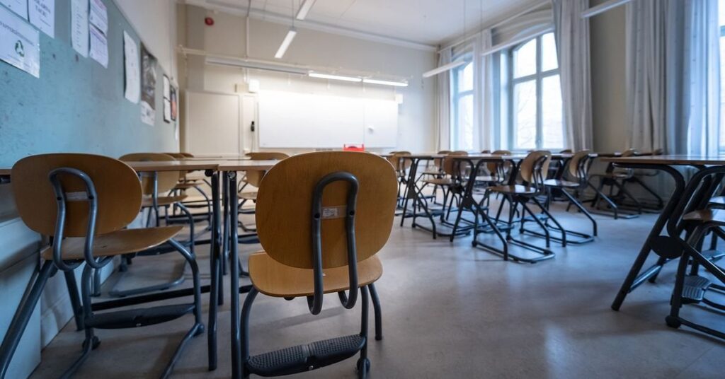 学校の調査：両親は影響力が低いですが、教育に対する責任が大きくなります