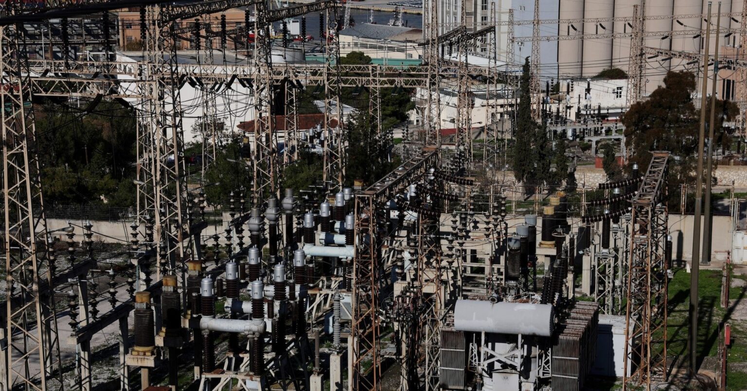 欧州の電力価格格差が南東部経済に打撃 [ Wholesale power in Greece and Italy in August were 12 times higher than in Nordic countries and even dwarfed other southern European countries which were experiencing hot weather. ]