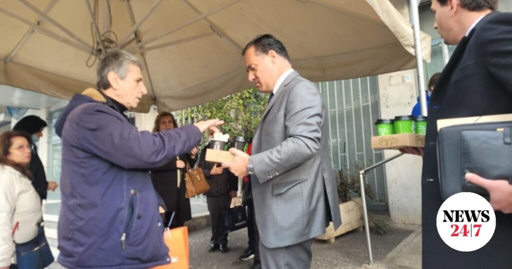 EOPYYの従業員が「Adonisのパフォーマンスの低さ」を暴露 [ Ο υπουργός κάλεσε κλειδαρά και μοίραζε καφέ στους ασθενείς που περίμεναν με τις ώρες έξω από το κλειστό φαρμακείο ενώ είχε στο παρελθόν ενημερωθεί επανειλημμένα από τον ΕΟΠΥΥ για την τραγική υποστελέχωση ]