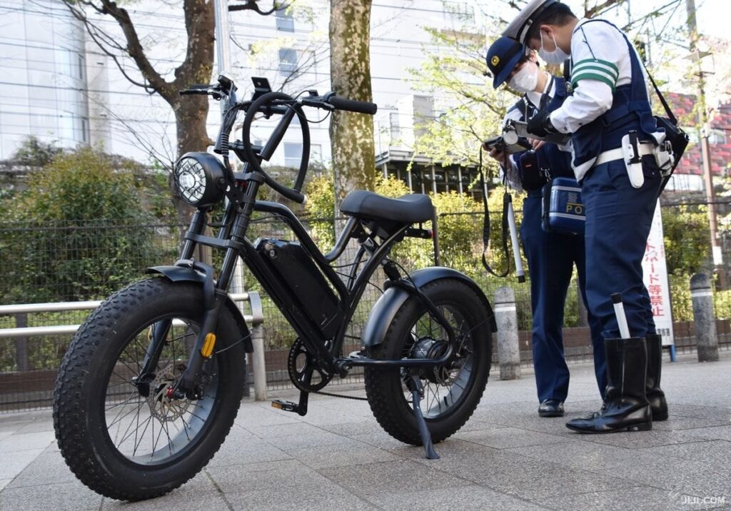 モペットで事故、大学生２人逮捕 無免許で逆走、男性に大けが―警視庁