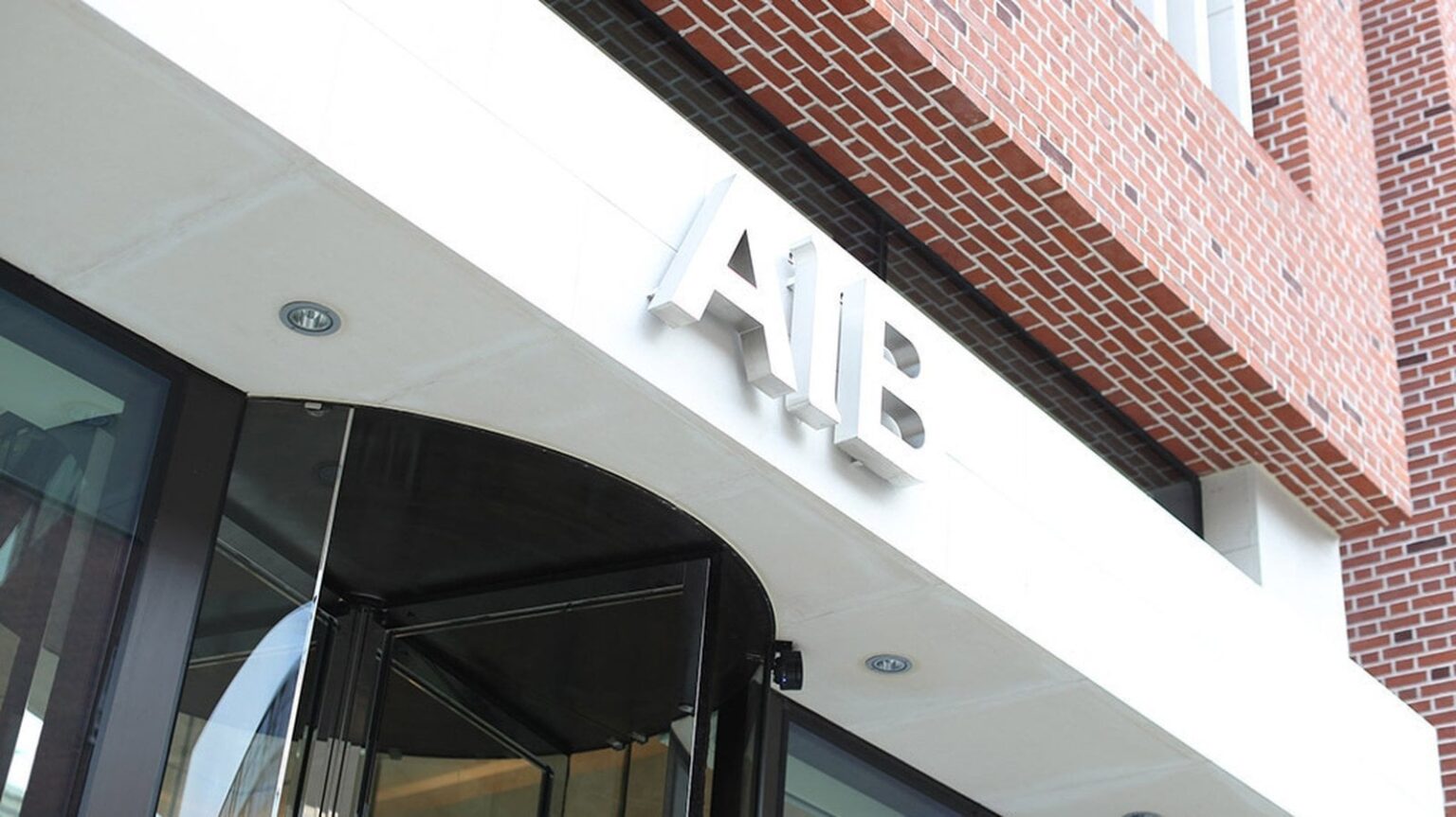 最新の株式販売でAIBの株式を12.5％に削減するように述べる