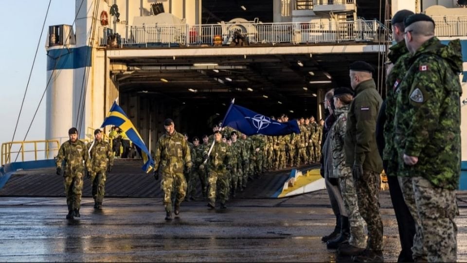 スウェーデン軍、初の大規模なNATO展開でラトビアに上陸：NATO加盟以来初の大規模な軍隊展開の一環として、500人以上のスウェーデン軍兵士がラトビアに到着した。