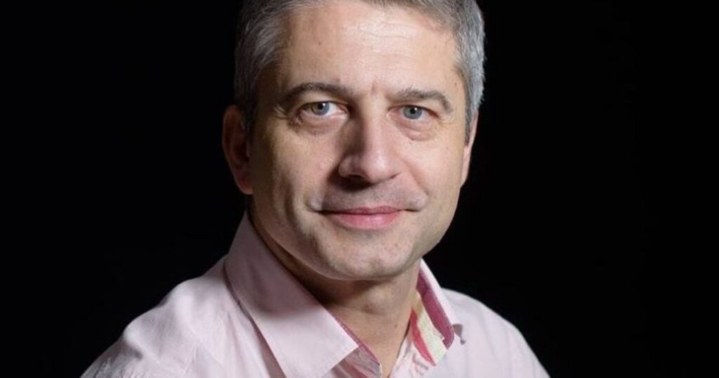 チューダー・ムシャットはB1 TVで司会を務めていた番組から降板となった。 「局の求める言論や論調に共感できない」