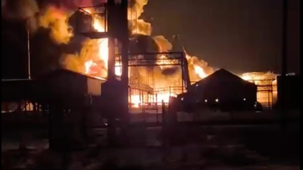 ウクライナ、ロシアへの長距離攻撃で戦略爆撃機の燃料供給を標的に。この攻撃は、ロシアの爆撃機が戦闘に出撃するのを防ぐために計画された。