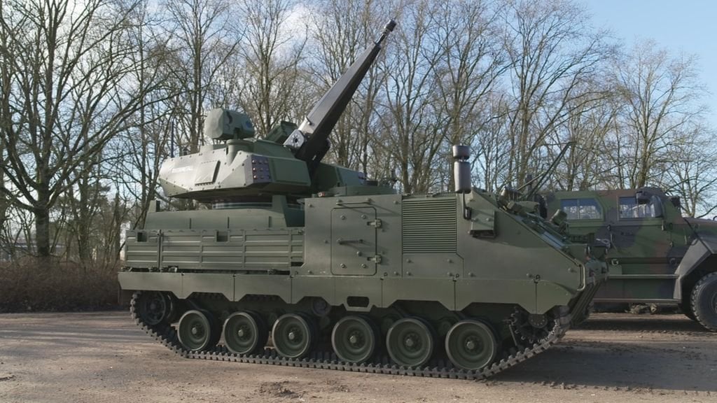 防衛は22台の新しい毛虫車を購入して空からドローンを撃ちます