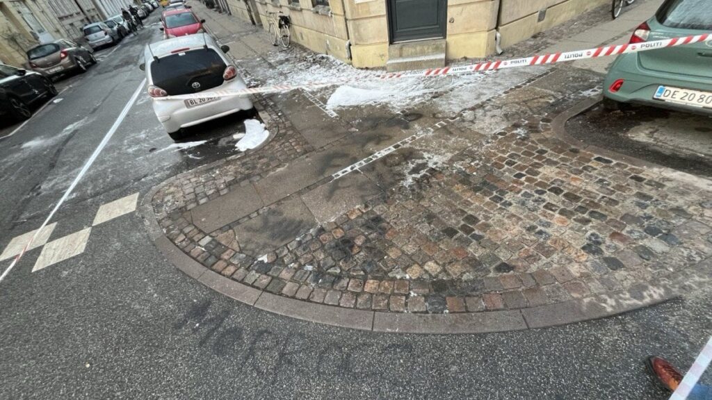 ノアブロのNGOの建物火災でスプレーペイントされた政治メッセージ「これは放火だ」