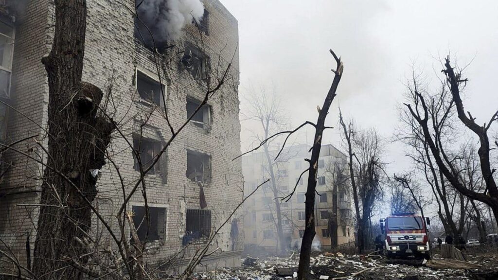 ロシアによるキエフとクリヴィ・リフ空爆で少なくとも8人が死亡した。空軍の報告によると、ロシアは土曜日の早朝に39機のシャヘド無人機、他のシミュレーター無人機、4発の弾道ミサイルを発射した。