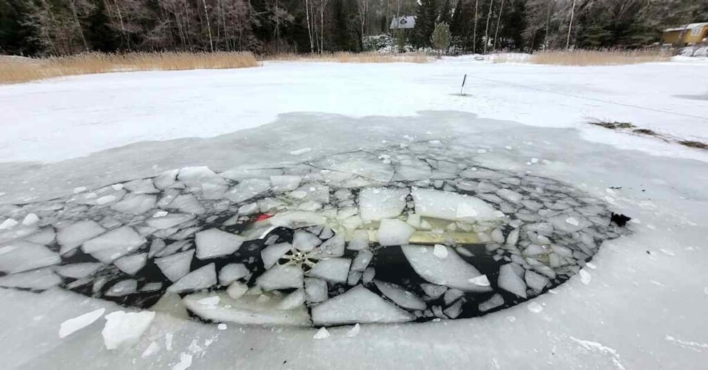 運転手が魚に向かうと、車は薄い海氷を突き刺します