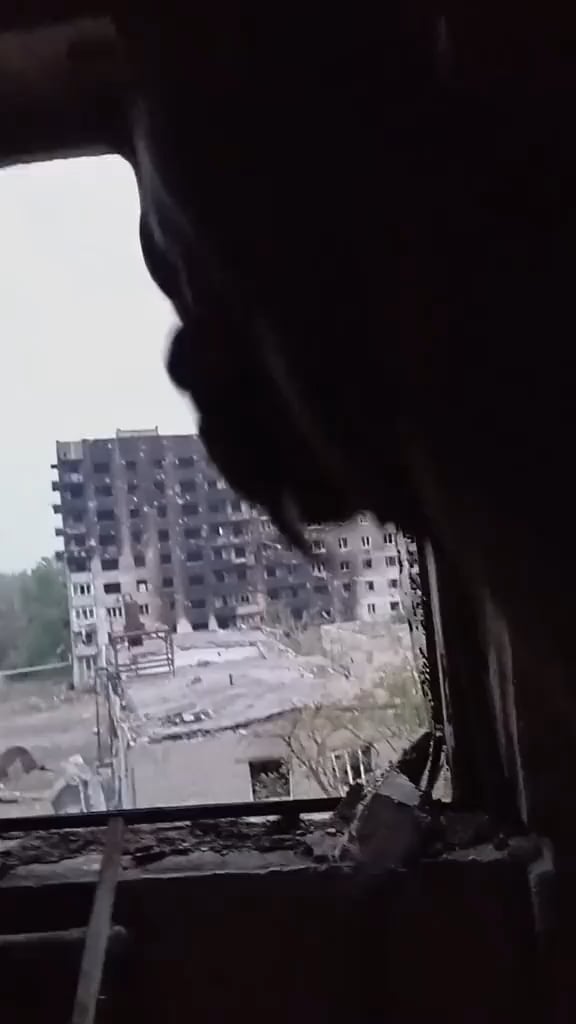 ウクライナ兵士がサーモバリック歩兵手榴弾発射装置を使用してロシア軍の家に発砲する。ドネツク州トレツク。