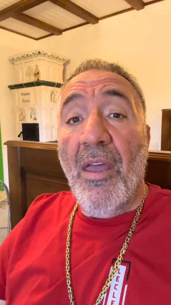 ネルソン・モンディアル '抗議者に、ジャーナリストがそれについて考えていないという質問に取り組む