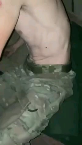 NSFW：ロシア戦闘員らが負傷を示し、戦闘への復帰を余儀なくされる [Graphic content]