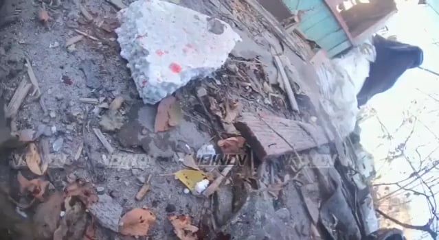 ロシアとウクライナの兵士間の非常に激しく残忍なナイフの戦い。 (ウクライナのボディカメラ視点)