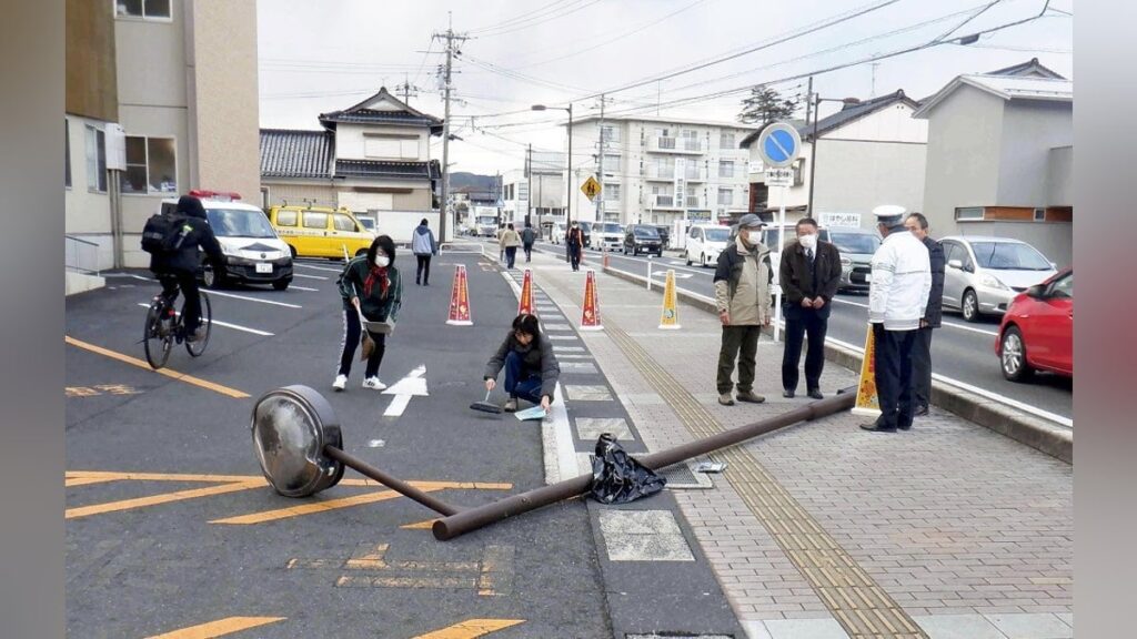 島根・出雲市で照明灯折れる、集団登校中の小２児童が右足骨折…「突風で倒れた」と話す児童も