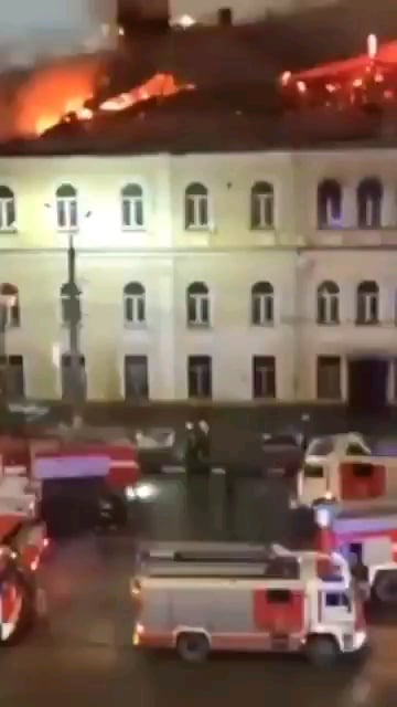 今朝火災が発生したトゥーラ（ロシア）のロシア軍病院は、夕方になっても燃え続けている。 2025年1月
