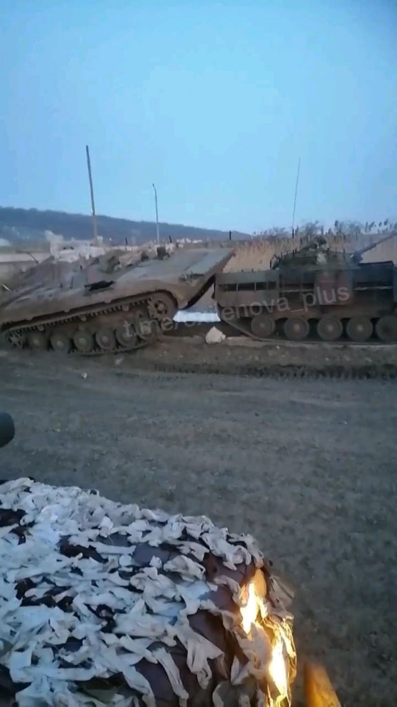 ロシア軍の BMP の 1 名が地形にはまって立ち往生している間、別の BMD が助けようとしたため、両方が立ち往生しました。