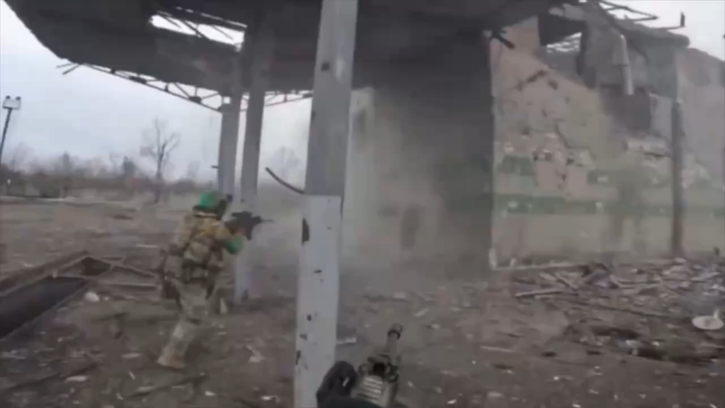 ウクライナのストームトルーパーの最初の人から、ドネツク地域のトレットクのロシア歩兵が使用する建物の清算