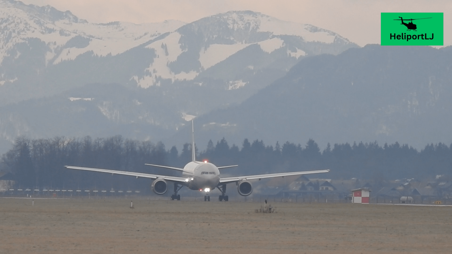 LJUから離陸するボーイング777