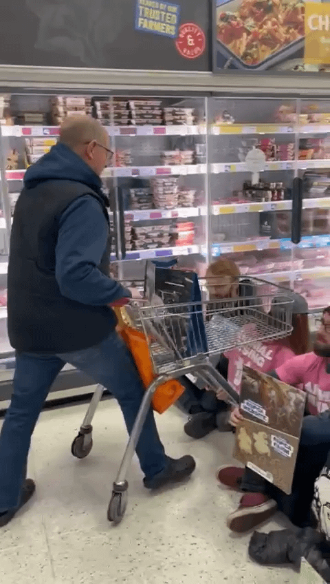 チェコ共和国にはOccupyKauflandのようなものはありますか? Lidlの床に張り付いている人はいますか？自主的にみたいに。