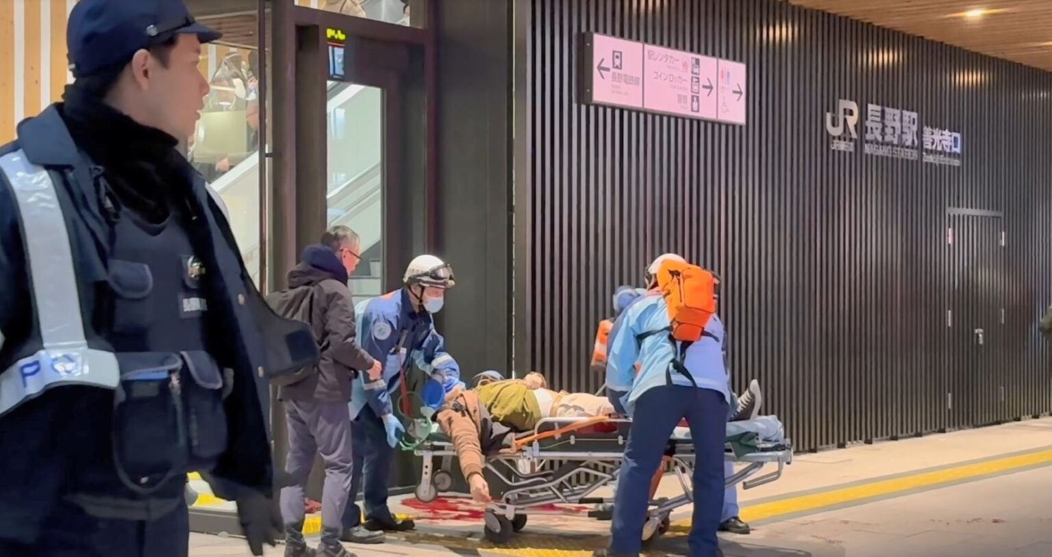 【最新】JR長野駅前で男女3人刃物で襲われ1人心肺停止 逃走の男は40代くらい…白い布を頭に被っていたか「脇腹付近をおさえて倒れていた」発生直後の現場目撃証言 （ＳＢＣ信越放送） 　犯人は無敵の人か・・・？