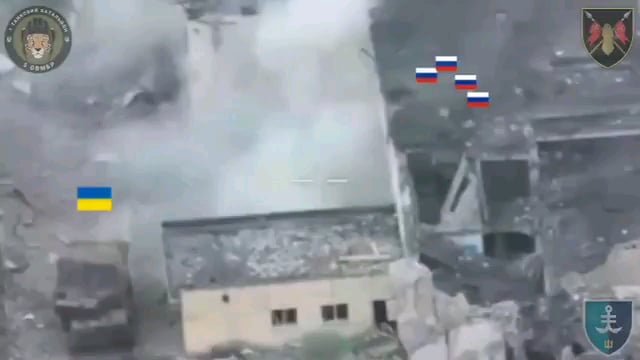 第5重機械化旅団第1戦車大隊のウクライナ軍レオパルト1戦車乗組員が、学校の廃墟に隠れているロシア兵に直接発砲する。クラコーヴェ方向。 2025年1月