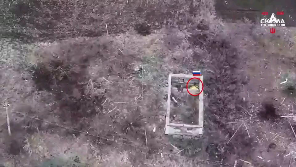 NSFW：ロシア兵士がウクライナのFPVドローンから逃げようとした。中には死んだふりをする人もいた。ウクライナ第425突撃大隊によるポクロフスク方向での作業。