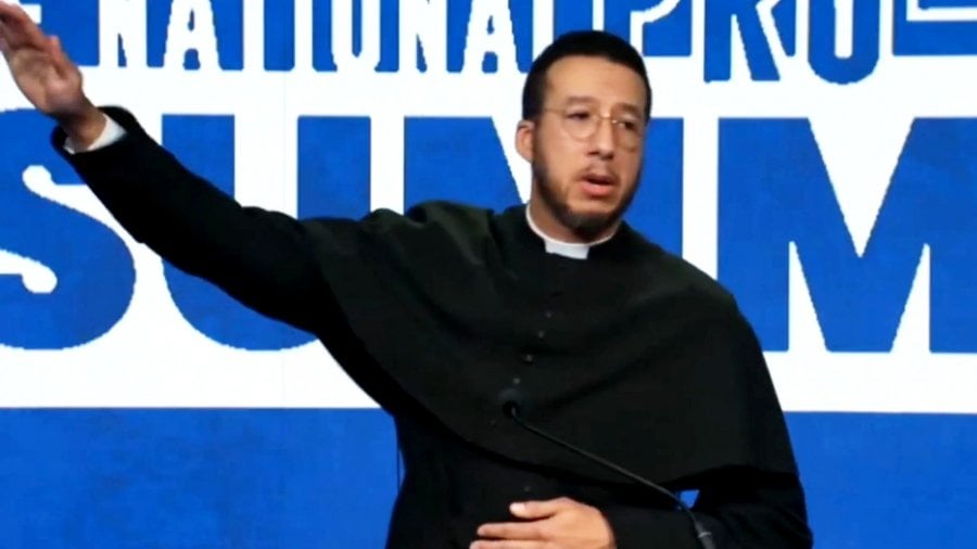 私たち - ミシガン州の司祭は、エロン・マスクを模倣し、簡潔な手順で教会に蹴られました...（VID）