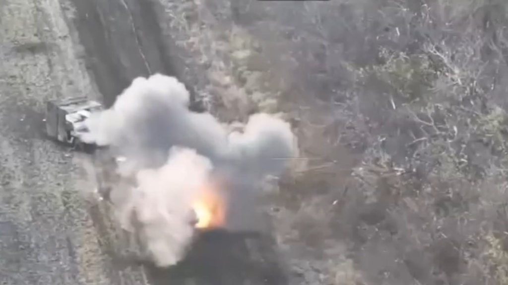 第25空挺旅団の空挺部隊は、120mm迫撃砲とL118/M119榴弾砲によるロシア車両への直撃を含む、「軽」砲兵の活躍を披露 [January 2025]