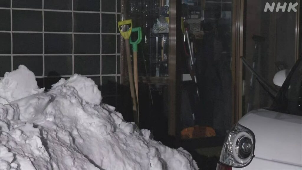 北海道 岩見沢 雪下ろし中に2人転落 1人心肺停止
