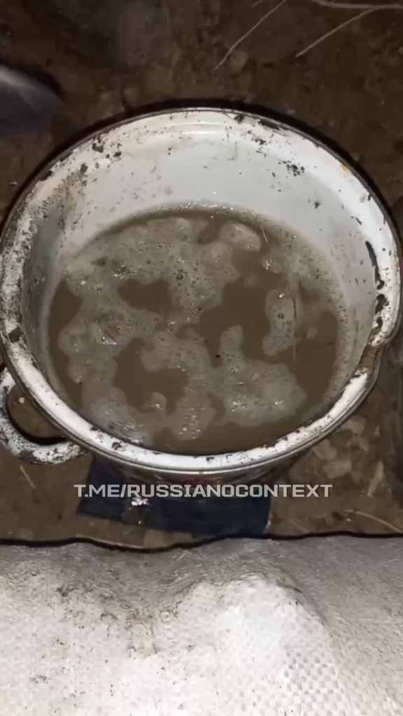 ロシアの兵士が前線で雪を溶かして飲み水を確保する様子を見せた