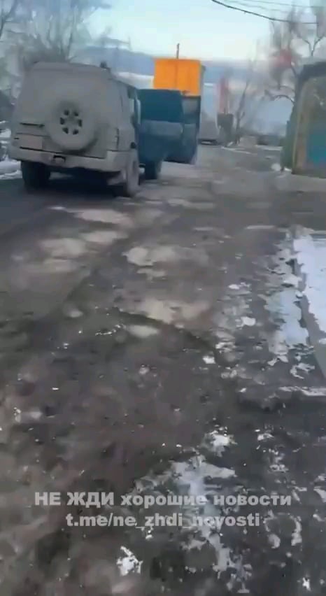 ロシアの突撃中隊「V」指揮官（コールサイン「ヤクート」）と第55独立警備自動車ライフル旅団（軍事部隊55115）の大隊の1つ（コールサイン「カーシャ」）の指揮官（コールサイン「カーシャ」）の拘留のビデオ。