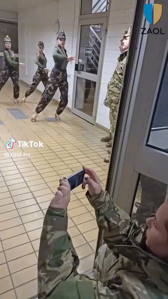 採用事務所開設。ハンガリー 2025 (コスプレイヤー/オペレッタ将軍ボーバーが出演)