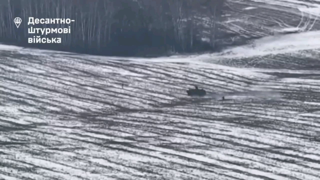 空襲軍のウクライナ軍ストライカーが弾薬を使い果たしたため、ロシア兵を轢いた。クルスク州 (ロシア)