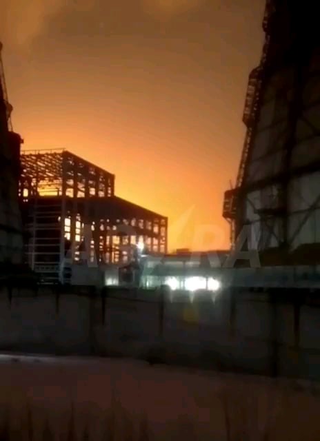 ロシアのタタールスタンにある製油所「タネコ」で火災が発生した。ロシアメディアによると、ドローンによる攻撃により空襲警報が発令され、工場は現在避難しているという。