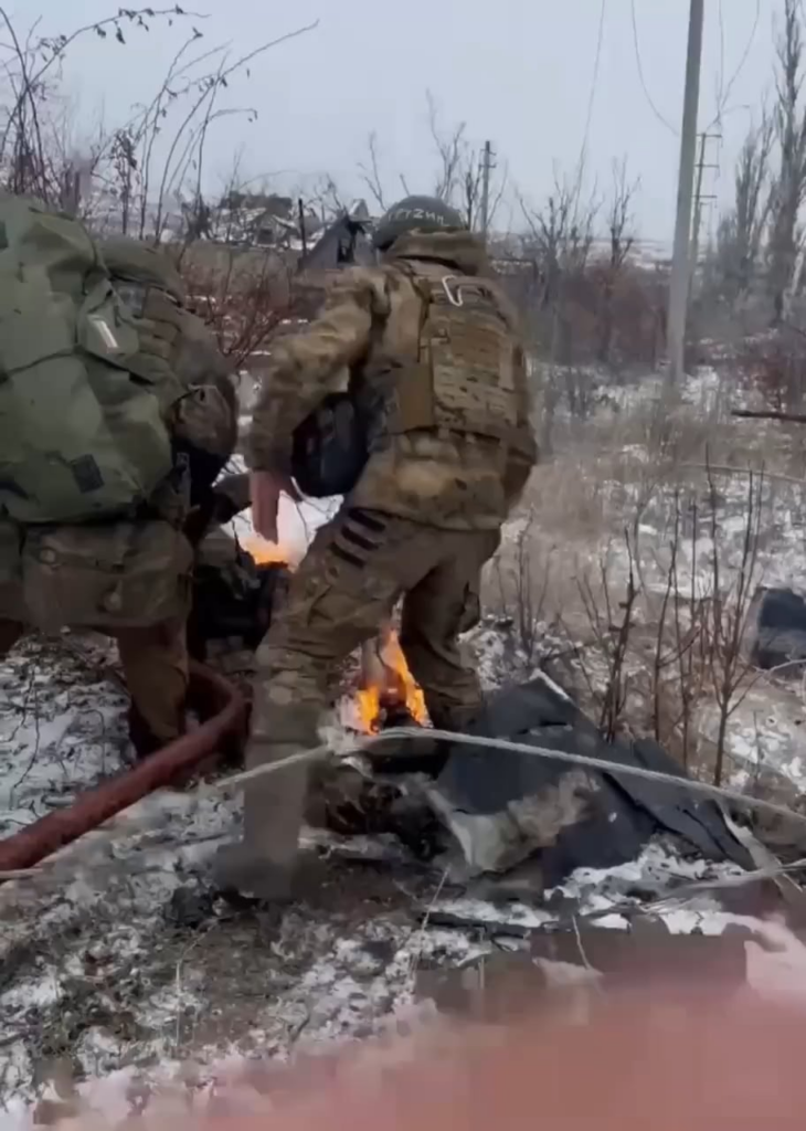 ロシア人は、燃えている無意識の同志を避難させます