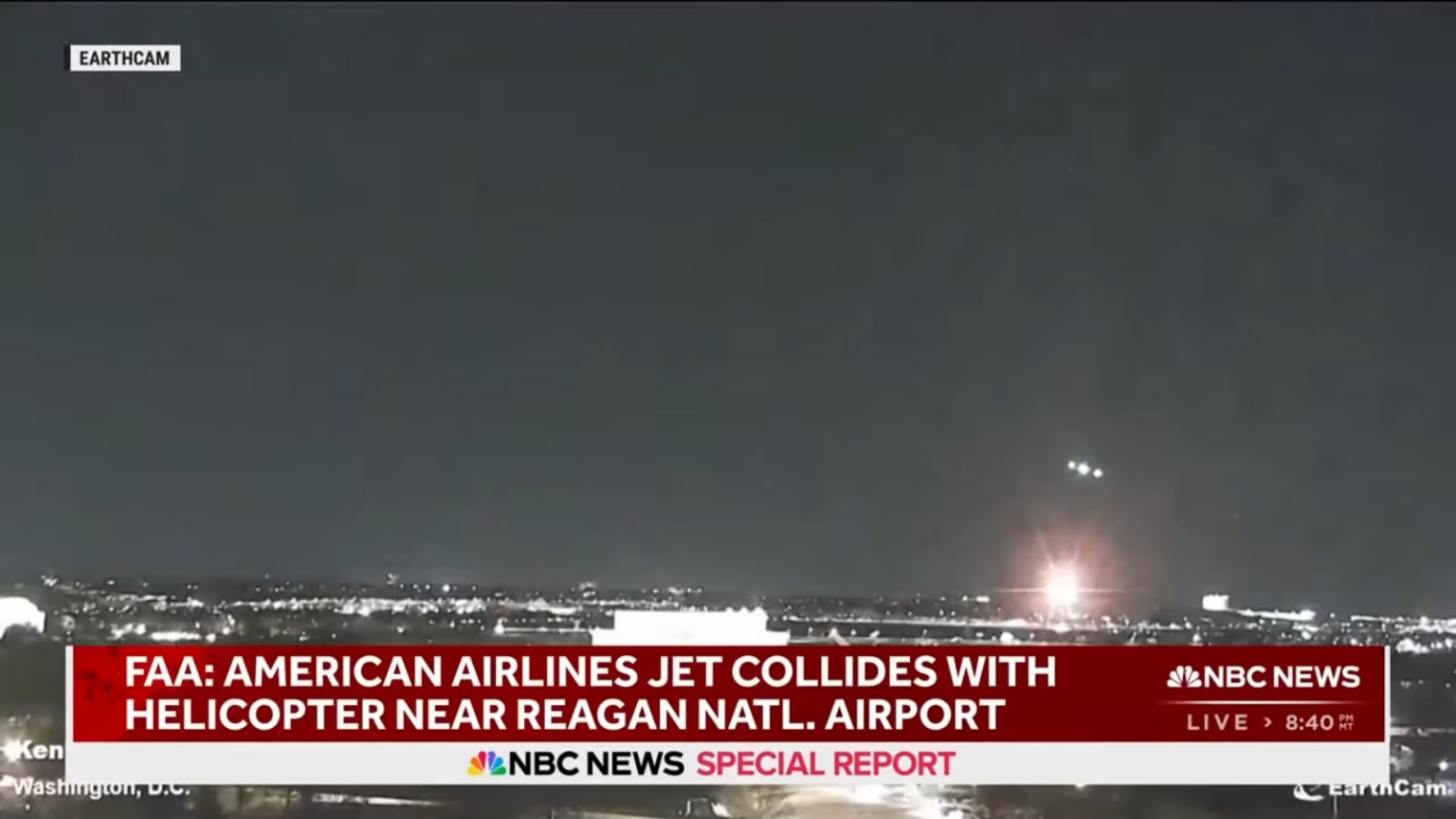 【航空機事故】米首都ワシントン近郊のロナルド・レーガン・ナショナル空港で軍用ヘリ"ブラック・ホーク"とCRJ700型旅客機が空中衝突。その瞬間。左から来るヘリと着陸体制のCRJが閃光を放ちながら墜ちていく。