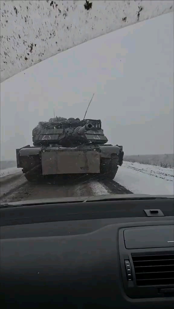 Kontakt-1 ERA とコープケージを追加したウクライナの M1A1 エイブラムス MBT が、明らかにクルスク方向の道路を走行しています。 2025年1月