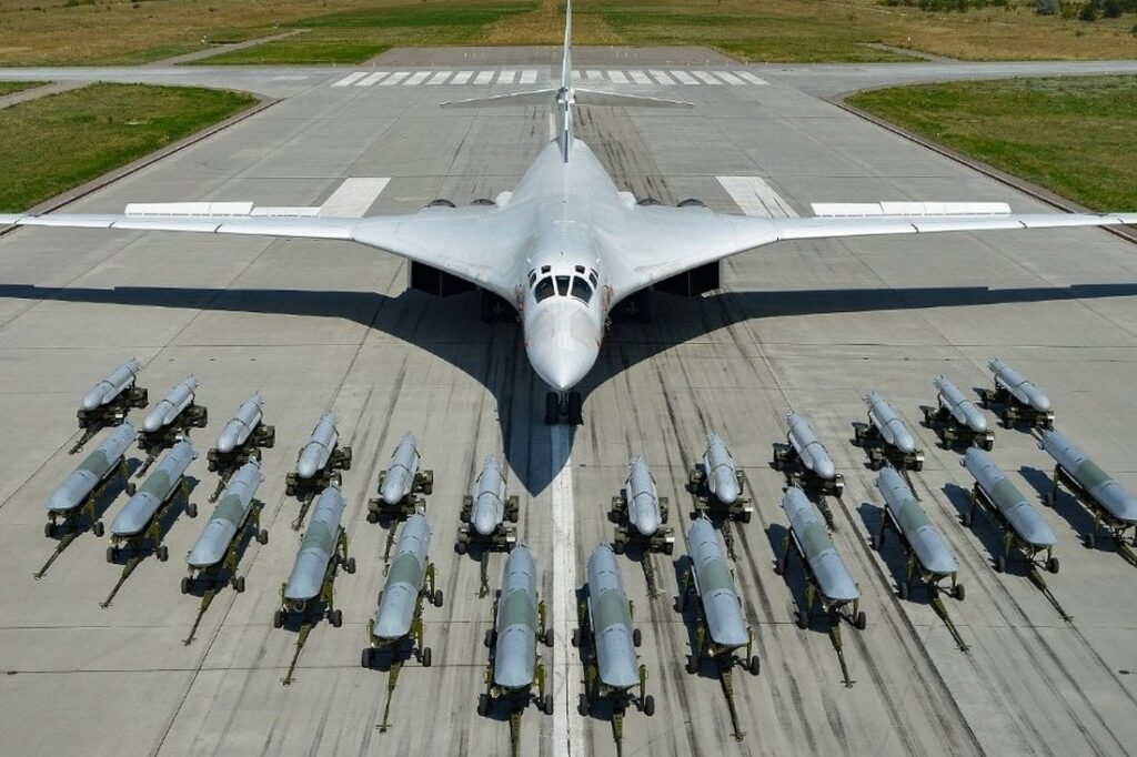 ウクライナによるカザン航空機工場への攻撃により、ロシアの生産能力に疑問が生じている。ウクライナ国防軍は長距離特攻無人機を使用し、Tu-22M3とTu-160戦略爆撃機のメーカーであるカザン航空機生産協会（KAPO）を攻撃した。