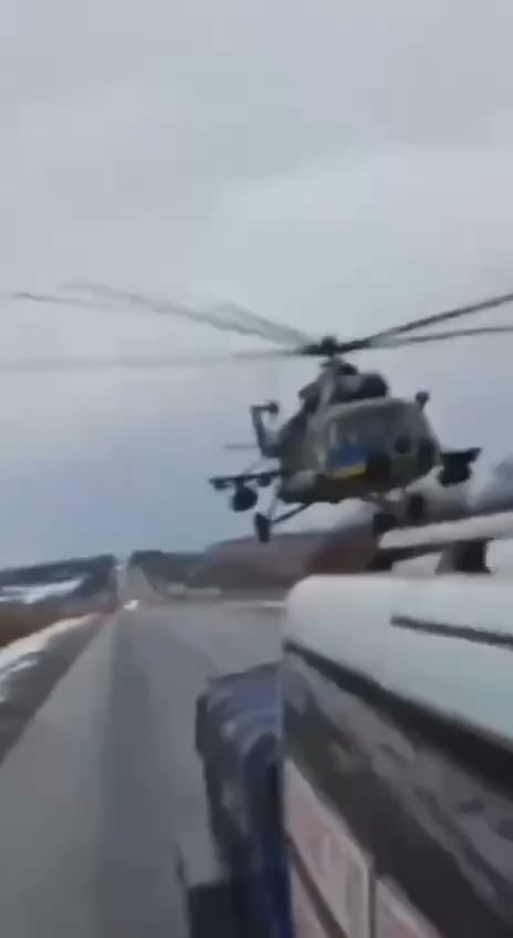 非常に低いレベルで飛行するウクライナのMi-8ヘリコプター。 2025 年 1 月 - 場所不明